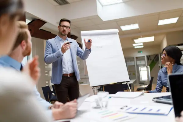A liderança coaching é um modelo que se inspira nos princípios do coaching profissional, aplicando-os no dia a dia da gestão de equipes.