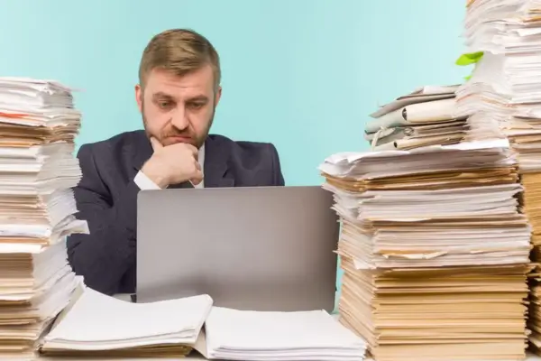 A liderança burocrática é caracterizada pela rigidez no cumprimento de normas, pela estrutura hierárquica clara e pelo foco na formalidade dos processos.