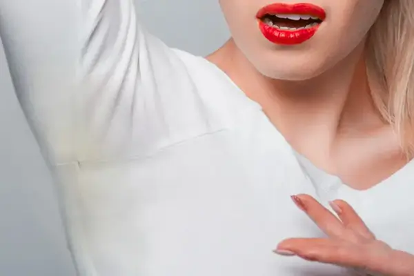 Como tirar manchas amarelas de roupas brancas