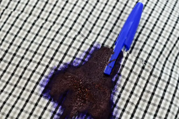 Como Tirar Mancha de Caneta da Roupa: Métodos Seguros Que Realmente Funcionam